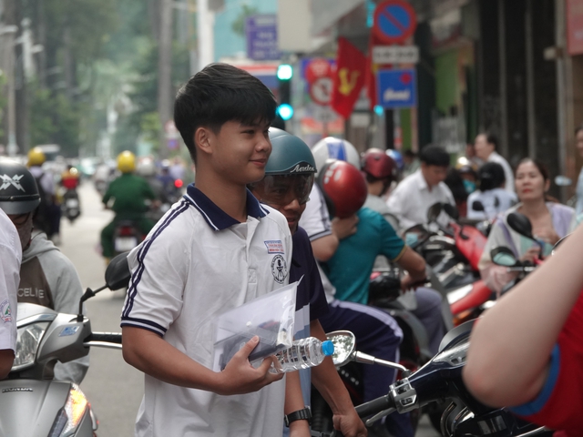 Kết thúc buổi đầu tiên thi tốt nghiệp THPT 2025: Đề hay, thí sinh phấn khởi, được 1/3 chặng đường rồi!- Ảnh 45.