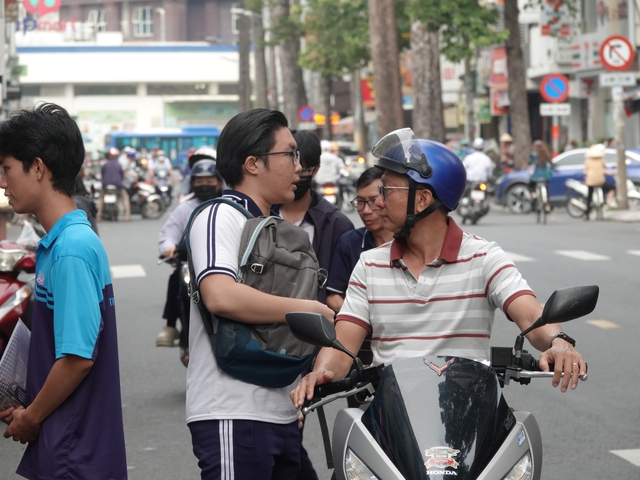 Kết thúc buổi đầu tiên thi tốt nghiệp THPT 2025: Đề hay, thí sinh phấn khởi, được 1/3 chặng đường rồi!- Ảnh 46.