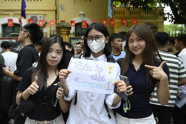 Kết thúc buổi đầu tiên thi tốt nghiệp THPT 2025: Đề hay, thí sinh phấn khởi, được 1/3 chặng đường rồi!- Ảnh 4.