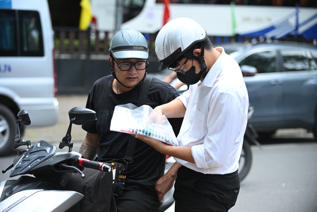 Thi tốt nghiệp THPT buổi 2: Chính thức hết giờ làm bài, đề thi "đổi mới" liệu có mưa điểm 10?- Ảnh 30. Thi tốt nghiệp THPT buổi 2: Chính thức hết giờ làm bài, đề thi "đổi mới" liệu có mưa điểm 10?- Ảnh 30.