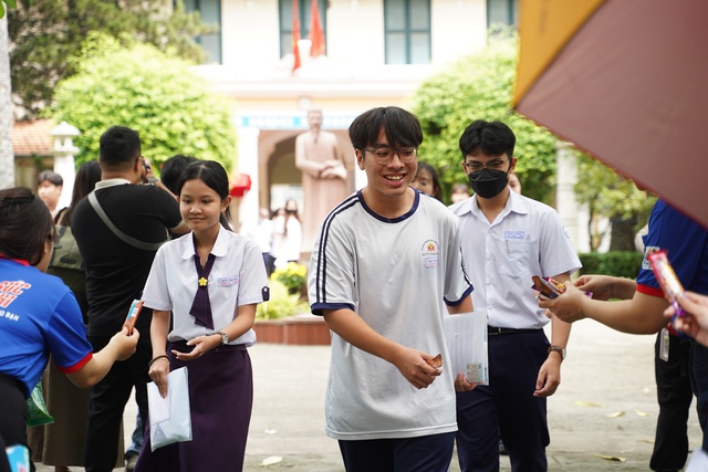 Kết thúc buổi đầu tiên thi tốt nghiệp THPT 2025: Đề hay, thí sinh phấn khởi, được 1/3 chặng đường rồi!- Ảnh 13.