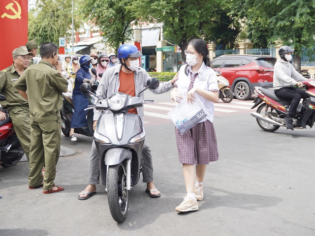 Thi tốt nghiệp THPT buổi 2: Chính thức hết giờ làm bài, đề thi "đổi mới" liệu có mưa điểm 10?- Ảnh 31. Thi tốt nghiệp THPT buổi 2: Chính thức hết giờ làm bài, đề thi "đổi mới" liệu có mưa điểm 10?- Ảnh 31.