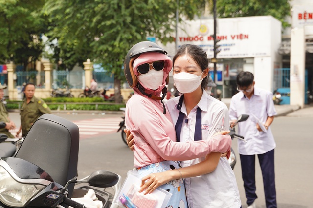 Thi tốt nghiệp THPT buổi 2: Chính thức hết giờ làm bài, đề thi "đổi mới" liệu có mưa điểm 10?- Ảnh 32. Thi tốt nghiệp THPT buổi 2: Chính thức hết giờ làm bài, đề thi "đổi mới" liệu có mưa điểm 10?- Ảnh 32.