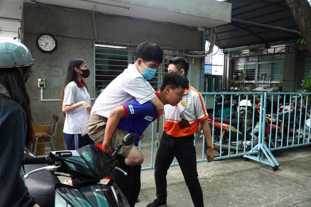 Kết thúc buổi đầu tiên thi tốt nghiệp THPT 2025: Đề hay, thí sinh phấn khởi, được 1/3 chặng đường rồi!- Ảnh 35.