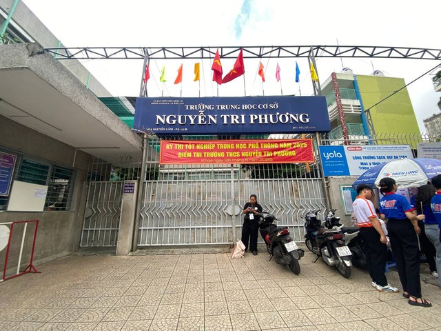 Kết thúc buổi đầu tiên thi tốt nghiệp THPT 2025: Đề hay, thí sinh phấn khởi, được 1/3 chặng đường rồi!- Ảnh 30.