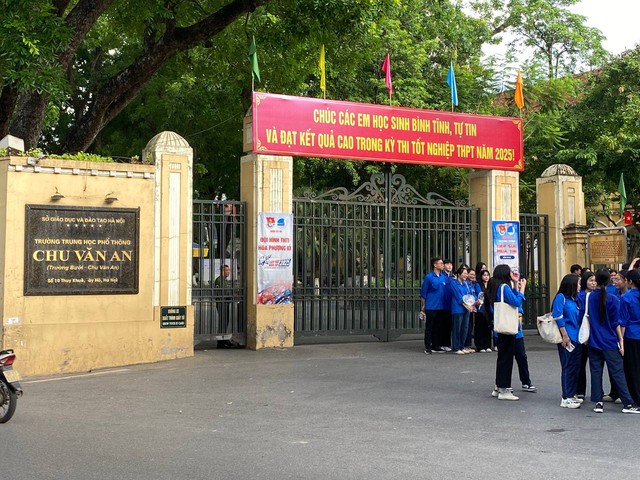 Kết thúc buổi đầu tiên thi tốt nghiệp THPT 2025: Đề hay, thí sinh phấn khởi, được 1/3 chặng đường rồi!- Ảnh 29.