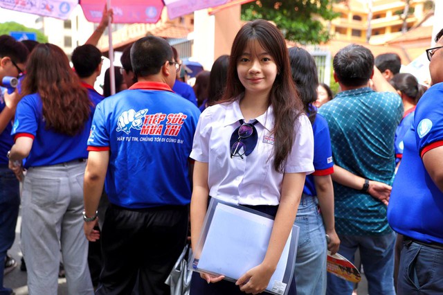 Kết thúc buổi đầu tiên thi tốt nghiệp THPT 2025: Đề hay, thí sinh phấn khởi, được 1/3 chặng đường rồi!- Ảnh 6.