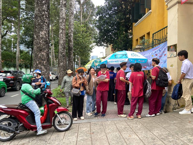 Thi tốt nghiệp THPT buổi 2: Chính thức hết giờ làm bài, đề thi "đổi mới" liệu có mưa điểm 10?- Ảnh 37. Thi tốt nghiệp THPT buổi 2: Chính thức hết giờ làm bài, đề thi "đổi mới" liệu có mưa điểm 10?- Ảnh 37.