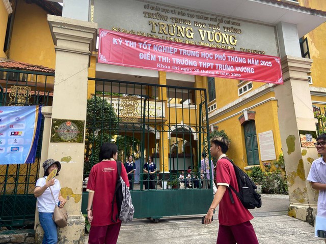 Thi tốt nghiệp THPT buổi 2: Chính thức hết giờ làm bài, đề thi "đổi mới" liệu có mưa điểm 10?- Ảnh 36. Thi tốt nghiệp THPT buổi 2: Chính thức hết giờ làm bài, đề thi "đổi mới" liệu có mưa điểm 10?- Ảnh 36.