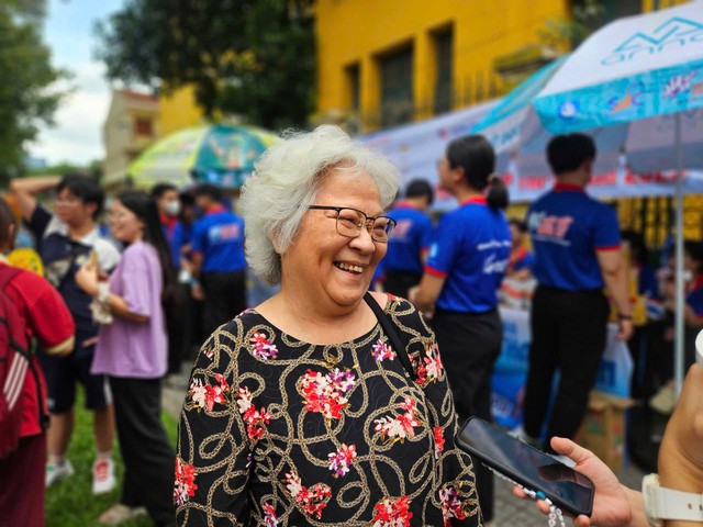 Thi tốt nghiệp THPT buổi 2: Chính thức hết giờ làm bài, đề thi "đổi mới" liệu có mưa điểm 10?- Ảnh 33. Thi tốt nghiệp THPT buổi 2: Chính thức hết giờ làm bài, đề thi "đổi mới" liệu có mưa điểm 10?- Ảnh 33.
