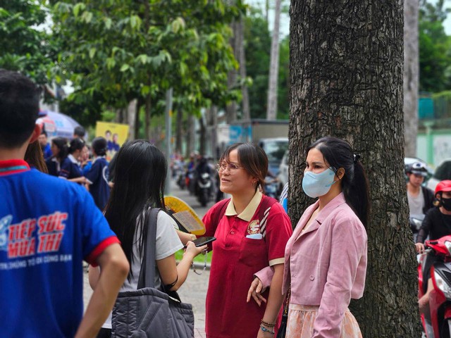 Thi tốt nghiệp THPT buổi 2: Chính thức hết giờ làm bài, đề thi "đổi mới" liệu có mưa điểm 10?- Ảnh 35. Thi tốt nghiệp THPT buổi 2: Chính thức hết giờ làm bài, đề thi "đổi mới" liệu có mưa điểm 10?- Ảnh 35.