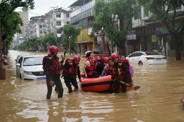 Những hình ảnh khó tin tại Trung Quốc sau trận lũ lịch sử: Khắp nơi bị nhấn chìm trong bùn đất, 6 người thiệt mạng- Ảnh 7.