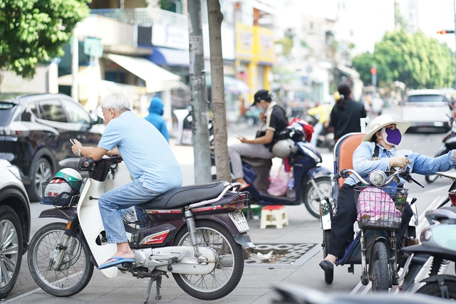 Thi tốt nghiệp THPT 2025 ngày cuối cùng: Thí sinh người than khó, người hô to "chiến thắng rồi", dù sao thì nghỉ ngơi thôi!- Ảnh 17.