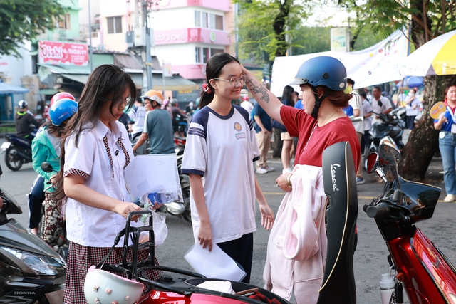 Thi tốt nghiệp THPT 2025 ngày cuối cùng: Thí sinh người than khó, người hô to "chiến thắng rồi", dù sao thì nghỉ ngơi thôi!- Ảnh 41.