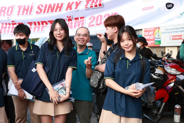 Thi tốt nghiệp THPT 2025 ngày cuối cùng: Thí sinh người than khó, người hô to "chiến thắng rồi", dù sao thì nghỉ ngơi thôi!- Ảnh 50.
