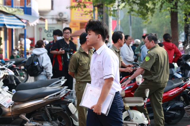 Thi tốt nghiệp THPT 2025 ngày cuối cùng: Thí sinh người than khó, người hô to "chiến thắng rồi", dù sao thì nghỉ ngơi thôi!- Ảnh 40.