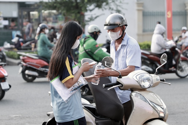 Thi tốt nghiệp THPT 2025 ngày cuối cùng: Thí sinh người than khó, người hô to "chiến thắng rồi", dù sao thì nghỉ ngơi thôi!- Ảnh 42.