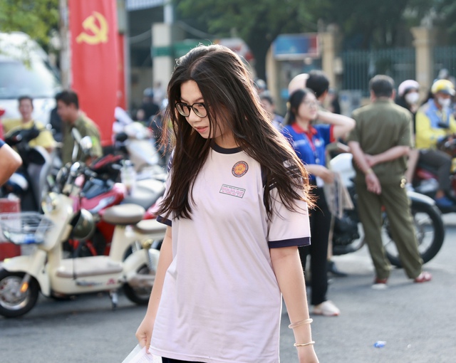 Thi tốt nghiệp THPT 2025 ngày cuối cùng: Thí sinh người than khó, người hô to "chiến thắng rồi", dù sao thì nghỉ ngơi thôi!- Ảnh 49.