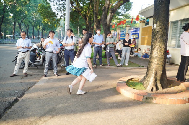 Thi tốt nghiệp THPT 2025 ngày cuối cùng: Thí sinh người than khó, người hô to "chiến thắng rồi", dù sao thì nghỉ ngơi thôi!- Ảnh 23.