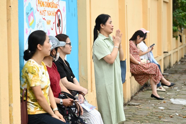 Thi tốt nghiệp THPT 2025 ngày cuối cùng: Thí sinh người than khó, người hô to "chiến thắng rồi", dù sao thì nghỉ ngơi thôi!- Ảnh 20.
