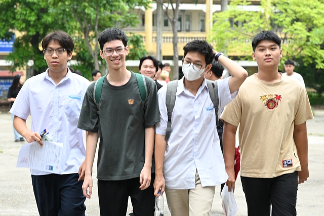 Thi tốt nghiệp THPT 2025 ngày cuối cùng: Thí sinh người than khó, người hô to "chiến thắng rồi", dù sao thì nghỉ ngơi thôi!- Ảnh 2.