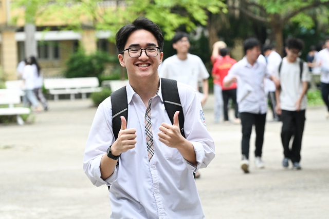 Thi tốt nghiệp THPT 2025 ngày cuối cùng: Thí sinh người than khó, người hô to "chiến thắng rồi", dù sao thì nghỉ ngơi thôi!- Ảnh 5.
