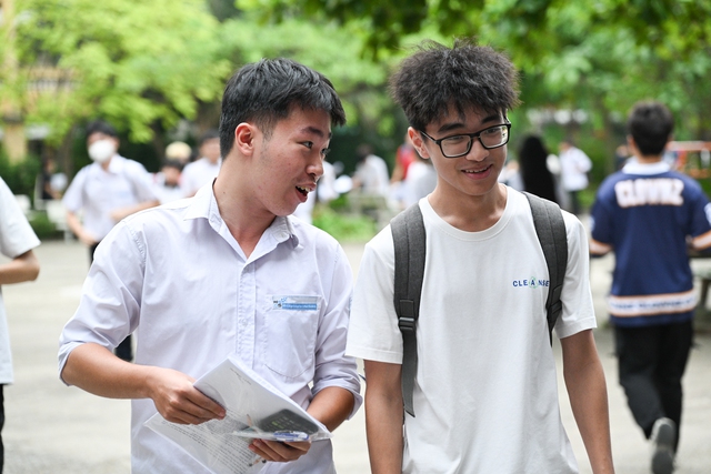 Thi tốt nghiệp THPT 2025 ngày cuối cùng: Thí sinh người than khó, người hô to "chiến thắng rồi", dù sao thì nghỉ ngơi thôi!- Ảnh 4.
