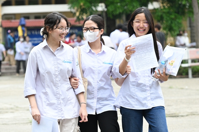 Thi tốt nghiệp THPT 2025 ngày cuối cùng: Thí sinh người than khó, người hô to "chiến thắng rồi", dù sao thì nghỉ ngơi thôi!- Ảnh 6.