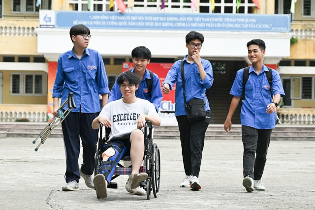 Thi tốt nghiệp THPT 2025 ngày cuối cùng: Thí sinh người than khó, người hô to "chiến thắng rồi", dù sao thì nghỉ ngơi thôi!- Ảnh 13.