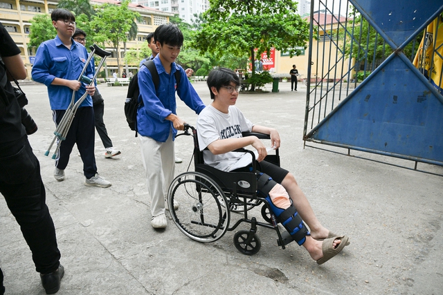 Thi tốt nghiệp THPT 2025 ngày cuối cùng: Thí sinh người than khó, người hô to "chiến thắng rồi", dù sao thì nghỉ ngơi thôi!- Ảnh 14.