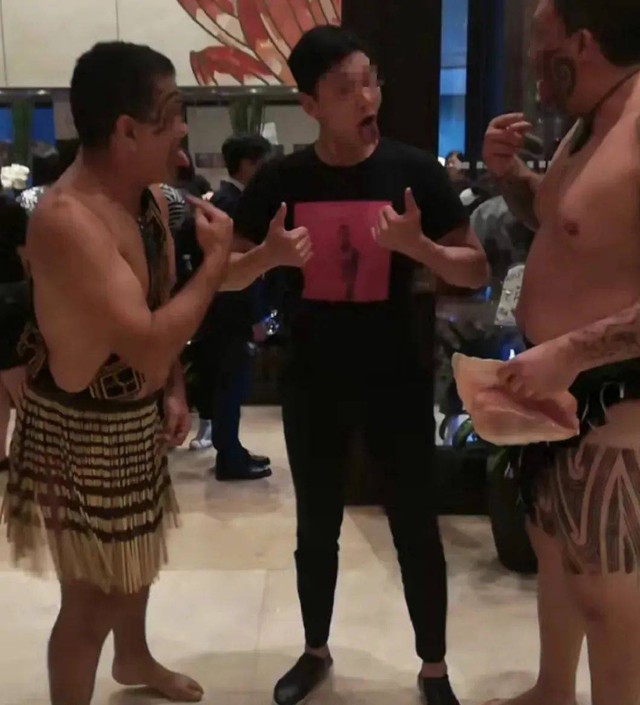 "Cựu giám đốc" bị tố bao nuôi hơn 200 cô gái: Nhiều bằng chứng gây sốc bất ngờ được tung ra, nghi vấn về chiêu trò thực sự đằng sau- Ảnh 2.