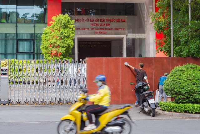 TP.HCM trước giờ sáp nhập: Các trụ sở đồng loạt thay bảng tên hành chính, sẵn sàng cho dấu mốc lịch sử- Ảnh 1.