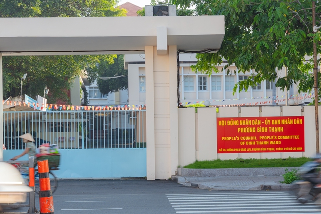TP.HCM trước giờ sáp nhập: Các trụ sở đồng loạt thay bảng tên hành chính, sẵn sàng cho dấu mốc lịch sử- Ảnh 6.