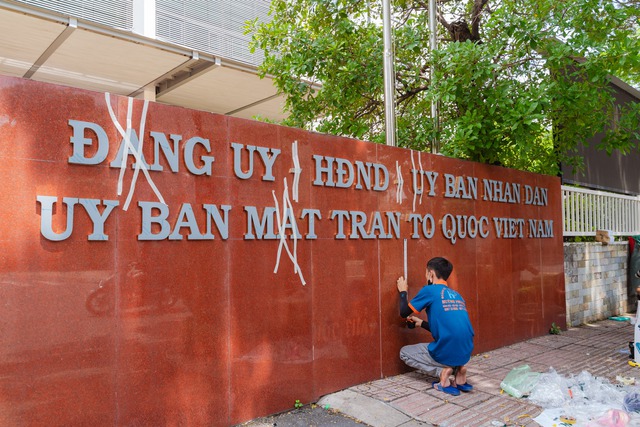 TP.HCM trước giờ sáp nhập: Các trụ sở đồng loạt thay bảng tên hành chính, sẵn sàng cho dấu mốc lịch sử- Ảnh 2.