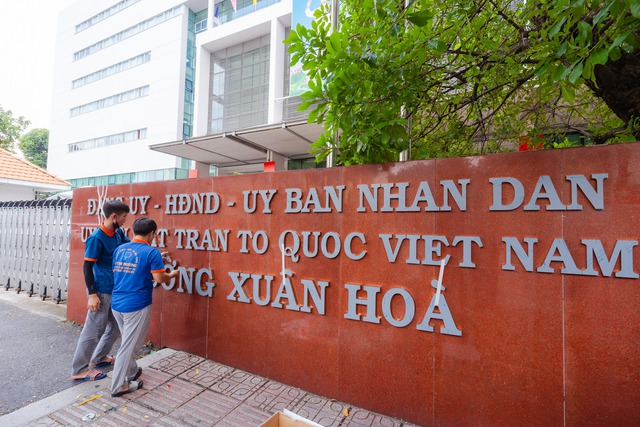 TP.HCM trước giờ sáp nhập: Các trụ sở đồng loạt thay bảng tên hành chính, sẵn sàng cho dấu mốc lịch sử- Ảnh 4.