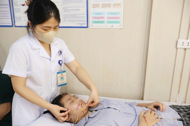 Bệnh nhi 14 tuổi bị méo miệng, lệch nhân trung do thói quen nhiều người Việt mắc phải vào mùa nắng nóng- Ảnh 1.