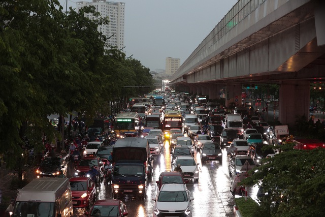  Mưa ngập lênh láng nhiều tuyến phố Hà Nội, dân công sở vất vả về nhà giờ tan tầm- Ảnh 20.