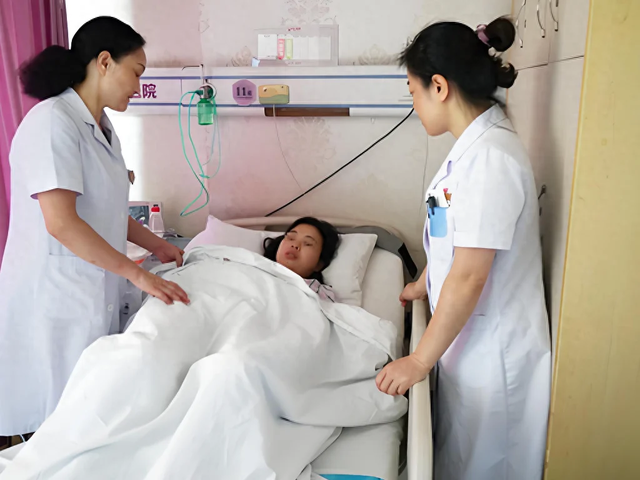 Cô gái bị viêm dạ dày ruột cấp tính, nhập viện 3 ngày vì uống 1 cốc cà phê đá- Ảnh 1.