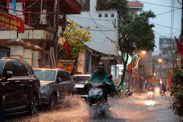 Mưa ngập lênh láng nhiều tuyến phố Hà Nội, dân công sở vất vả về nhà giờ tan tầm- Ảnh 15.
