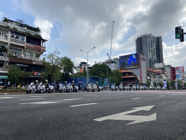 Người dân thích thú chứng kiến màn diễn tập chống khủng bố hoành tráng giữa trung tâm TP.HCM- Ảnh 7.