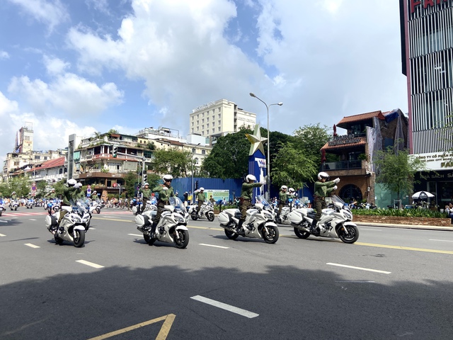 Người dân thích thú chứng kiến màn diễn tập chống khủng bố hoành tráng giữa trung tâm TP.HCM- Ảnh 1.