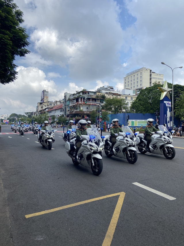Người dân thích thú chứng kiến màn diễn tập chống khủng bố hoành tráng giữa trung tâm TP.HCM- Ảnh 2.