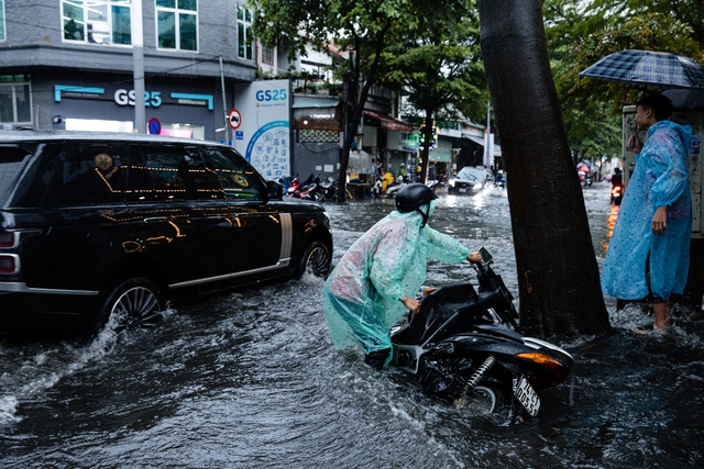 Toàn cảnh nhiều khu vực ở TP.HCM ngập sâu vì mưa lớn chiều ngày 4/6- Ảnh 21.