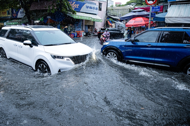 Toàn cảnh nhiều khu vực ở TP.HCM ngập sâu vì mưa lớn chiều ngày 4/6- Ảnh 19.