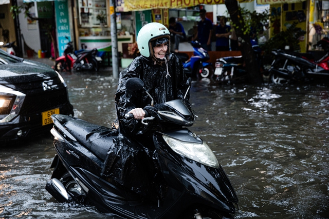 Toàn cảnh nhiều khu vực ở TP.HCM ngập sâu vì mưa lớn chiều ngày 4/6- Ảnh 7.