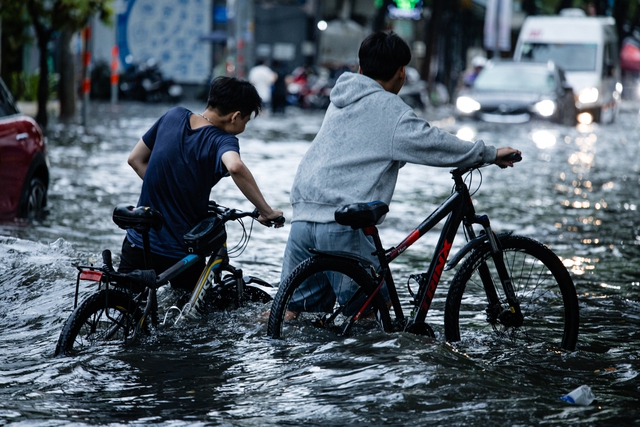 Toàn cảnh nhiều khu vực ở TP.HCM ngập sâu vì mưa lớn chiều ngày 4/6- Ảnh 9.