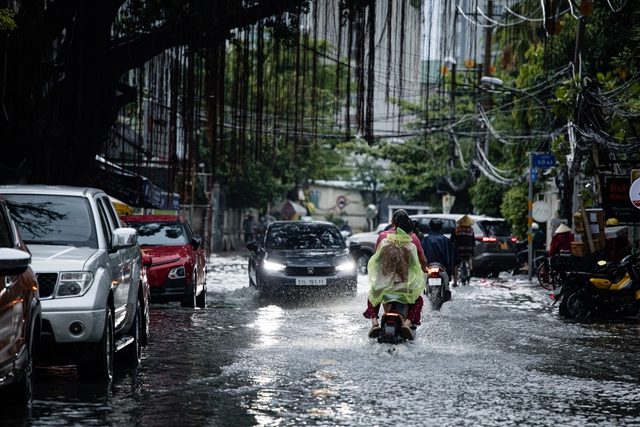 Toàn cảnh nhiều khu vực ở TP.HCM ngập sâu vì mưa lớn chiều ngày 4/6- Ảnh 14.