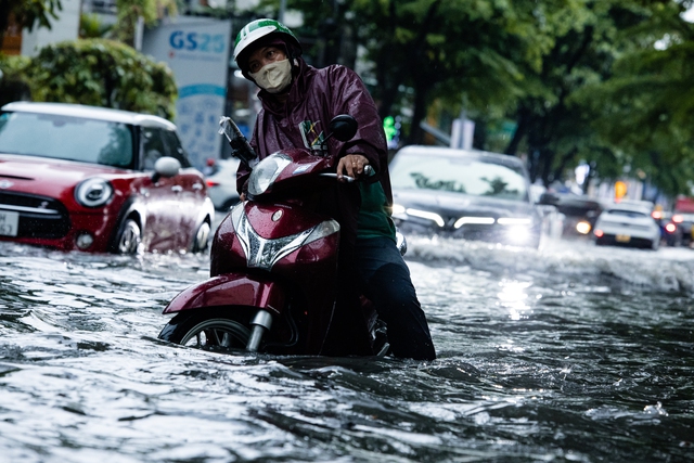 Toàn cảnh nhiều khu vực ở TP.HCM ngập sâu vì mưa lớn chiều ngày 4/6- Ảnh 6.
