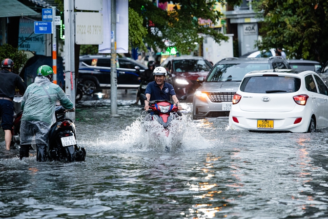 Toàn cảnh nhiều khu vực ở TP.HCM ngập sâu vì mưa lớn chiều ngày 4/6- Ảnh 20.