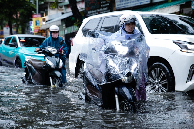 Toàn cảnh nhiều khu vực ở TP.HCM ngập sâu vì mưa lớn chiều ngày 4/6- Ảnh 11.